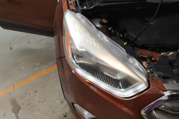 Used Ford Kuga 2017 EcoBoost 180 Two-Wheel-Drive Tiger Leap Model Right Front Headlight