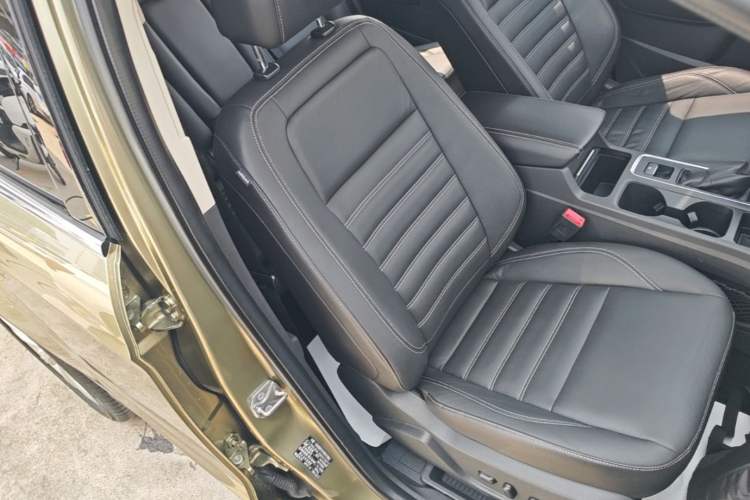 Used Ford Kuga 2017 EcoBoost 180 Two-Wheel-Drive Luxury Wing Edition Right Front Seat