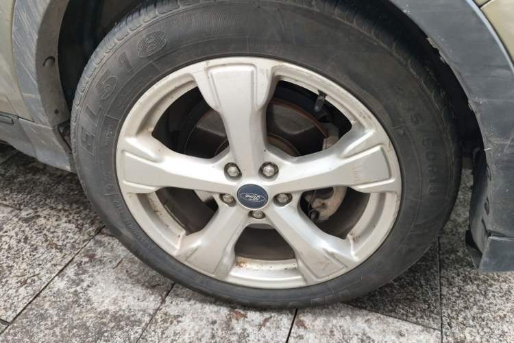 Used Ford Kuga 2017 EcoBoost 180 Two-Wheel-Drive Platinum Edition Right Front Wheel Hub