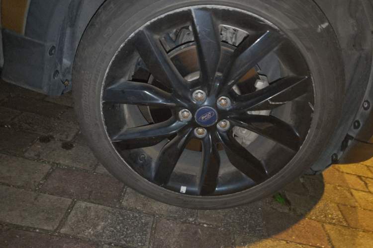 Used Ford Kuga 2017 EcoBoost 245 Four-Wheel-Drive Sport Model Right Front Wheel Hub