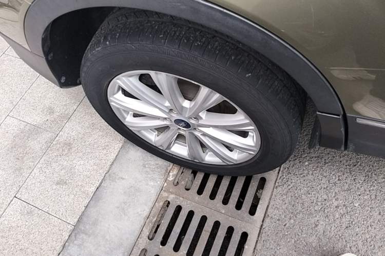 Used Ford Kuga 2017 EcoBoost 180 Two-Wheel-Drive Luxury Wing Edition Right Rear Wheel Hub