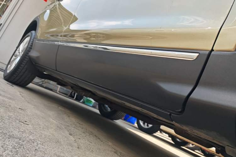 Used Ford Kuga 2017 EcoBoost 180 Two-Wheel-Drive Luxury Wing Edition Right Side Sill