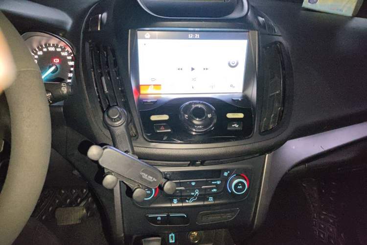 Used Ford Kuga 2018 EcoBoost 180 Two-Wheel-Drive Platinum Edition Audio And AC Panel