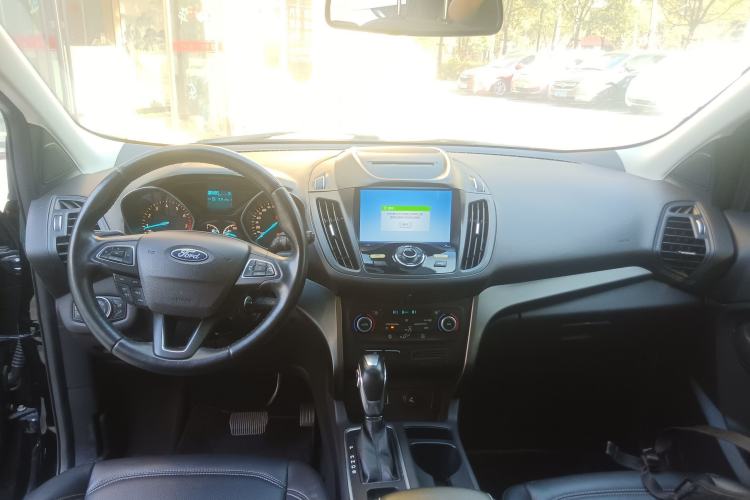Used Ford Kuga 2018 Facelifted EcoBoost 180 Two-Wheel-Drive Platinum Wing Edition Center Console