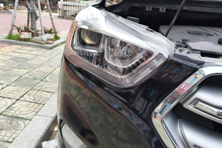 Used Ford Kuga 2018 Facelifted EcoBoost 180 Two-Wheel-Drive Platinum Wing Edition Right Front Headlight