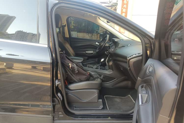 Used Ford Kuga 2018 Facelifted EcoBoost 180 Two-Wheel-Drive Platinum Wing Edition Right Front Seat
