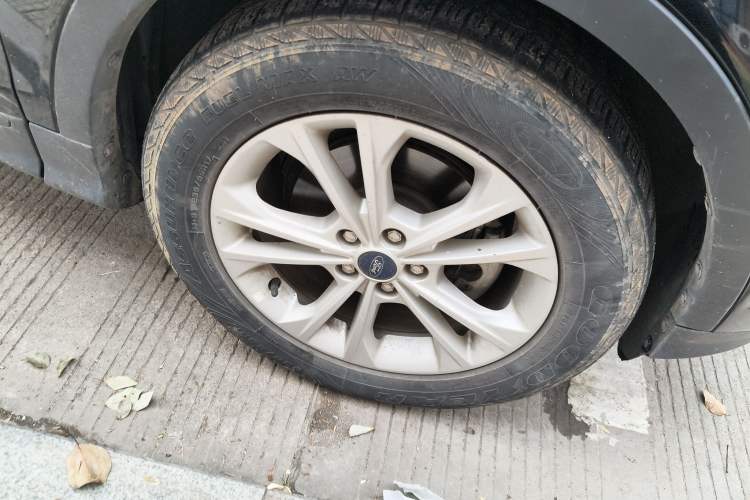 Used Ford Kuga 2018 Facelifted EcoBoost 180 Two-Wheel-Drive Platinum Wing Edition Right Front Wheel Hub