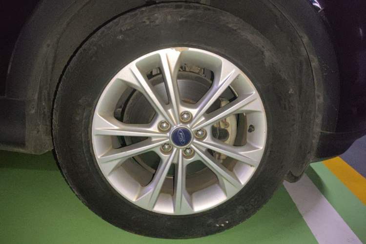 Used Ford Kuga 2018 EcoBoost 180 Two-Wheel-Drive Platinum Edition Right Front Wheel Hub