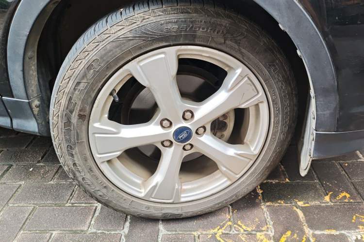 Used Ford Kuga 2018 EcoBoost 180 Two-Wheel-Drive Platinum Edition Right Front Wheel Hub