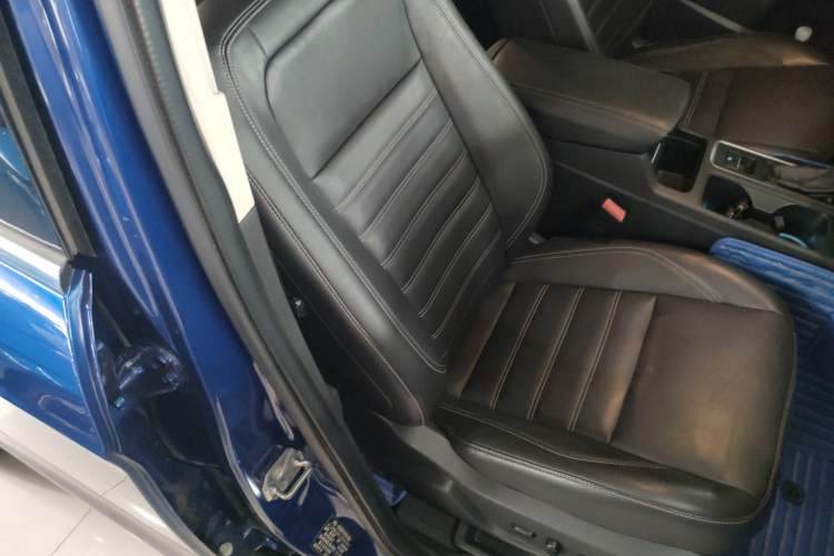 Used Ford Kuga 2018 EcoBoost 180 Two-Wheel-Drive Luxury Wing Edition Right Front Seat