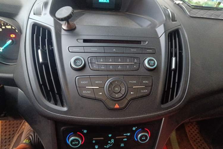 Used Ford Kuga 2018 EcoBoost 180 Two-Wheel-Drive Platinum Edition Audio And AC Panel