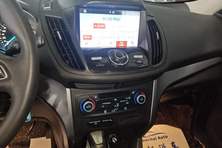 Used Ford Kuga 2018 EcoBoost 180 Two-Wheel-Drive Platinum Edition Audio And AC Panel