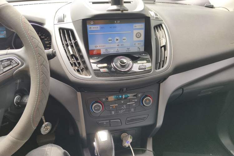 Used Ford Kuga 2018 EcoBoost 180 Two-Wheel-Drive Platinum Edition Audio And AC Panel