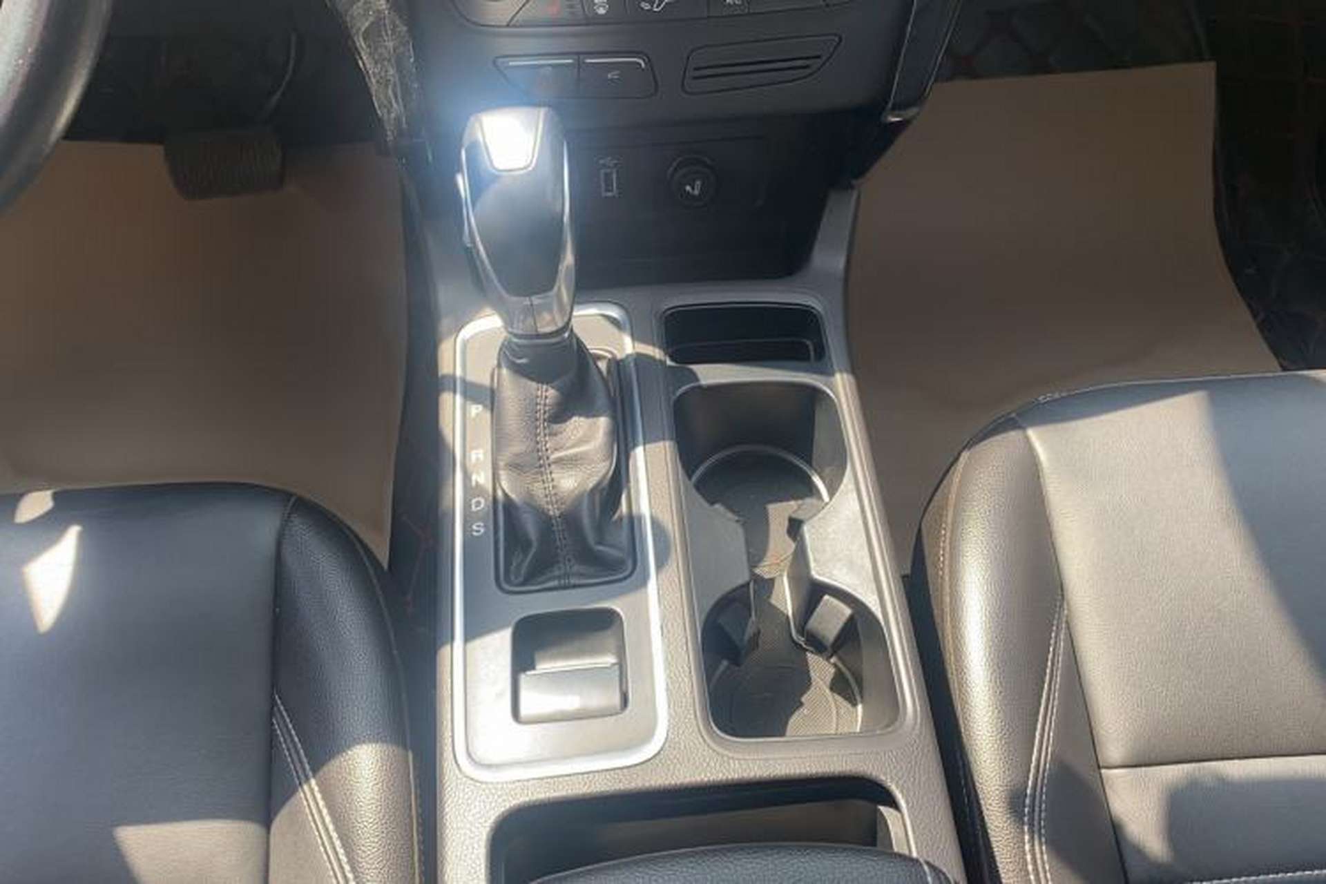 Used Ford Kuga 2018 EcoBoost 180 Two-Wheel-Drive Luxury Wing Edition Gear Lever