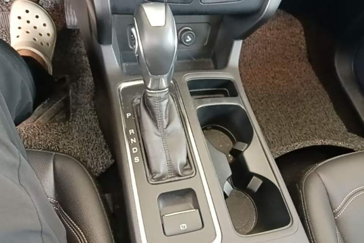 Used Ford Kuga 2018 Facelifted EcoBoost 180 Two-Wheel-Drive Platinum Wing Edition Gear Lever