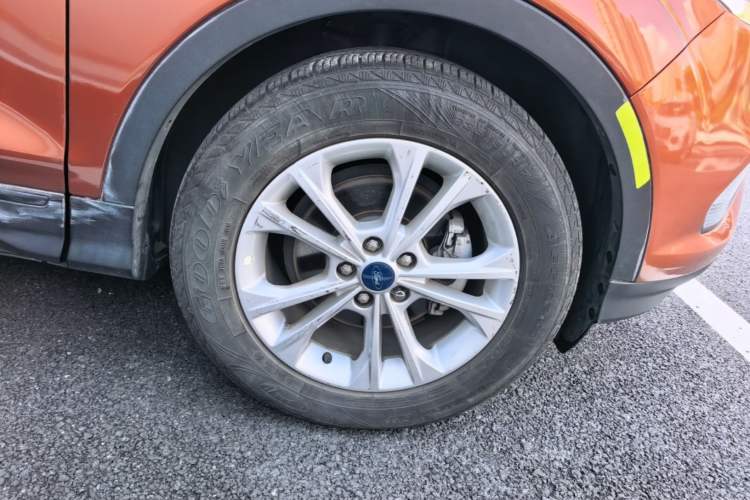 Used Ford Kuga 2018 Facelifted EcoBoost 180 Two-Wheel-Drive Platinum Wing Edition Right Front Wheel Hub