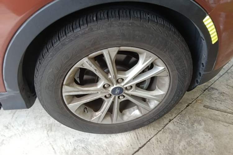 Used Ford Kuga 2018 Facelifted EcoBoost 180 Two-Wheel-Drive Platinum Wing Edition Right Front Wheel Hub
