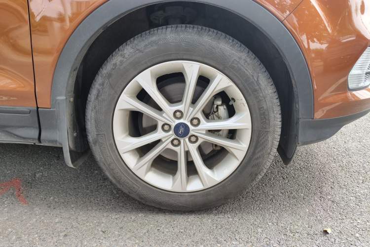 Used Ford Kuga 2018 EcoBoost 180 Two-Wheel-Drive Platinum Edition Right Front Wheel Hub
