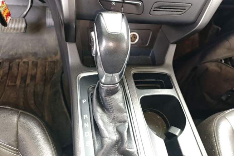 Used Ford Kuga 2018 EcoBoost 180 Two-Wheel-Drive Platinum Edition Gear Lever