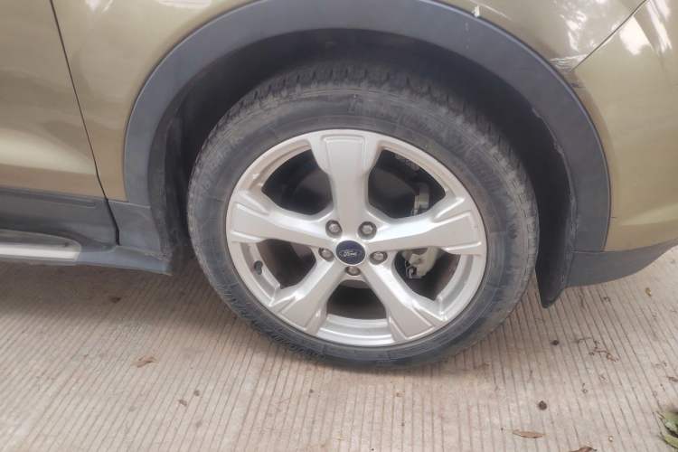 Used Ford Kuga 2018 EcoBoost 180 Two-Wheel-Drive Platinum Edition Right Front Wheel Hub