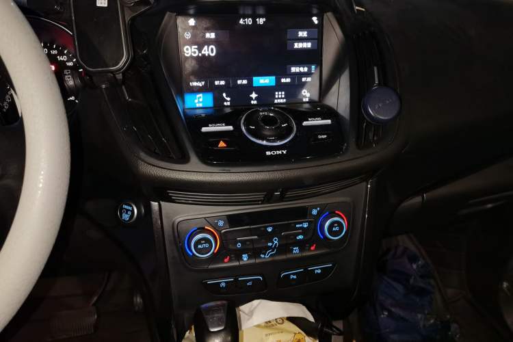 Used Ford Kuga 2018 EcoBoost 245 All-Wheel-Drive Sport Model Audio And AC Panel