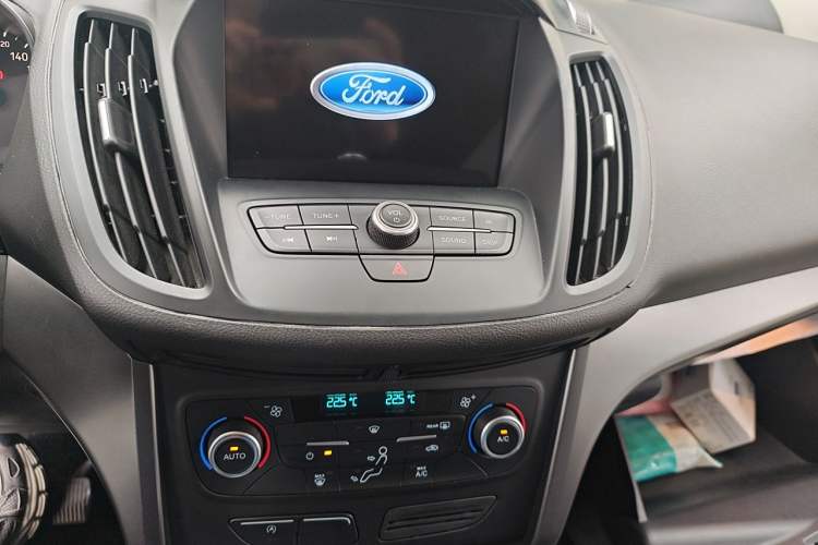 Used Ford Kuga 2018 EcoBoost 180 Two-Wheel-Drive Platinum Edition Audio And AC Panel