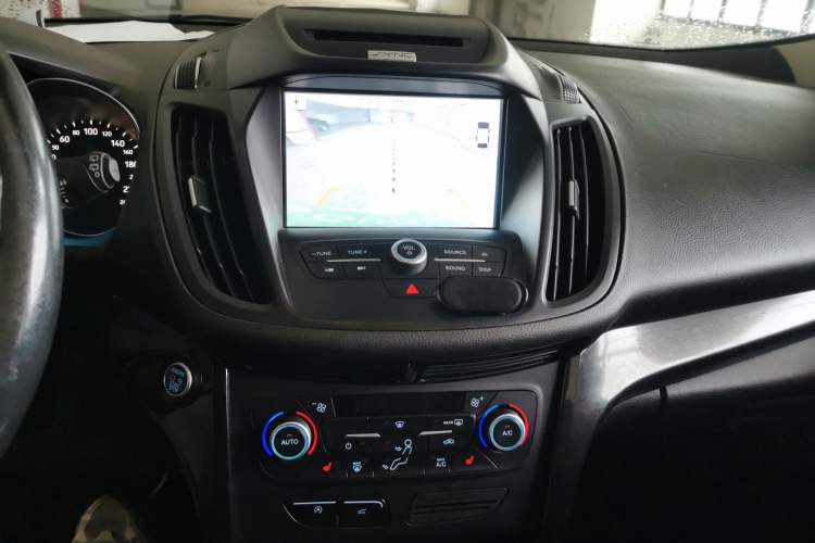 Used Ford Kuga 2018 EcoBoost 180 Two-Wheel-Drive Luxury Wing Edition Audio And AC Panel