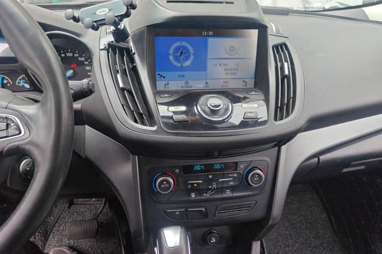 Used Ford Kuga 2018 EcoBoost 180 Two-Wheel-Drive Platinum Edition Audio And AC Panel