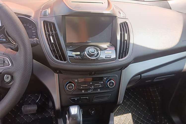 Used Ford Kuga 2018 EcoBoost 180 Two-Wheel-Drive Platinum Edition Audio And AC Panel