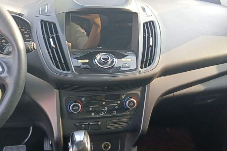 Used Ford Kuga 2018 EcoBoost 180 Two-Wheel-Drive Platinum Edition Audio And AC Panel