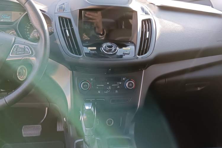 Used Ford Kuga 2018 EcoBoost 180 Two-Wheel-Drive Platinum Edition Audio And AC Panel