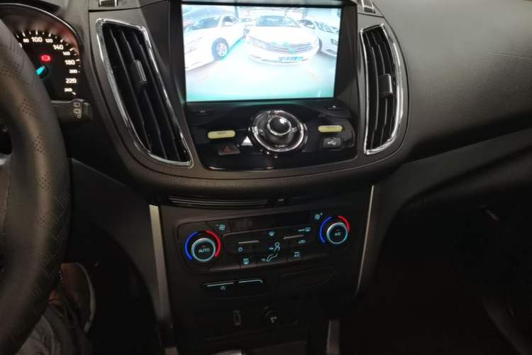 Used Ford Kuga 2018 EcoBoost 180 Two-Wheel-Drive Platinum Edition Audio And AC Panel