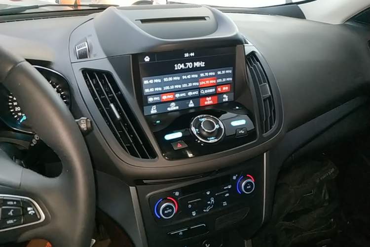 Used Ford Kuga 2018 EcoBoost 180 Two-Wheel-Drive Platinum Edition Audio And AC Panel
