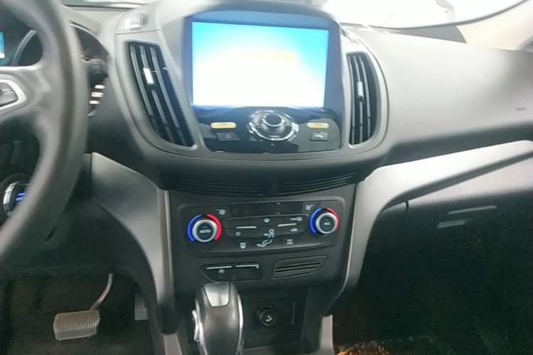 Used Ford Kuga 2018 EcoBoost 180 Two-Wheel-Drive Platinum Edition Audio And AC Panel