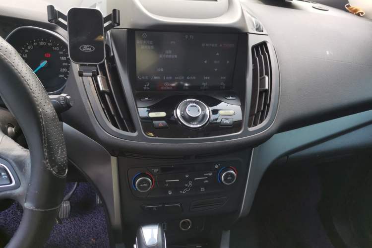 Used Ford Kuga 2018 EcoBoost 180 Two-Wheel-Drive Platinum Edition Audio And AC Panel