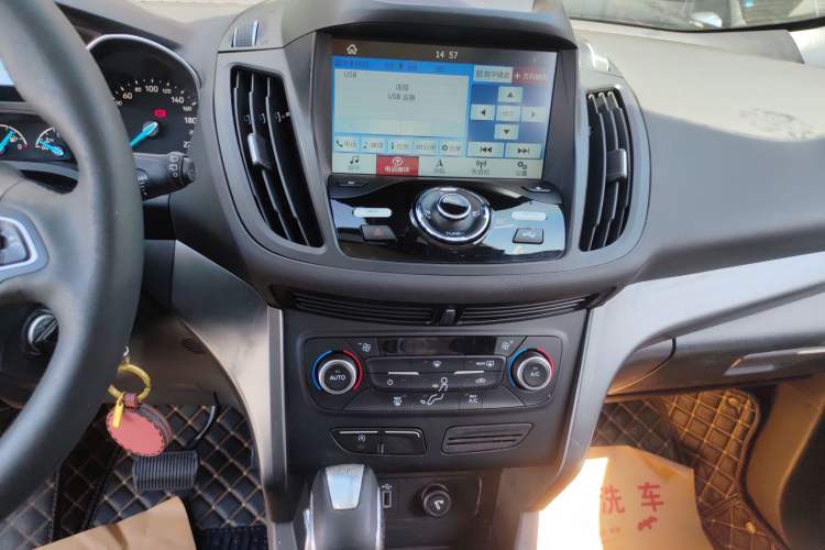 Used Ford Kuga 2018 EcoBoost 180 Two-Wheel-Drive Platinum Edition Audio And AC Panel