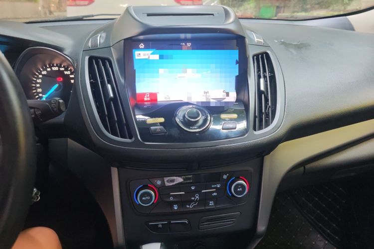 Used Ford Kuga 2018 EcoBoost 180 Two-Wheel-Drive Platinum Edition Audio And AC Panel