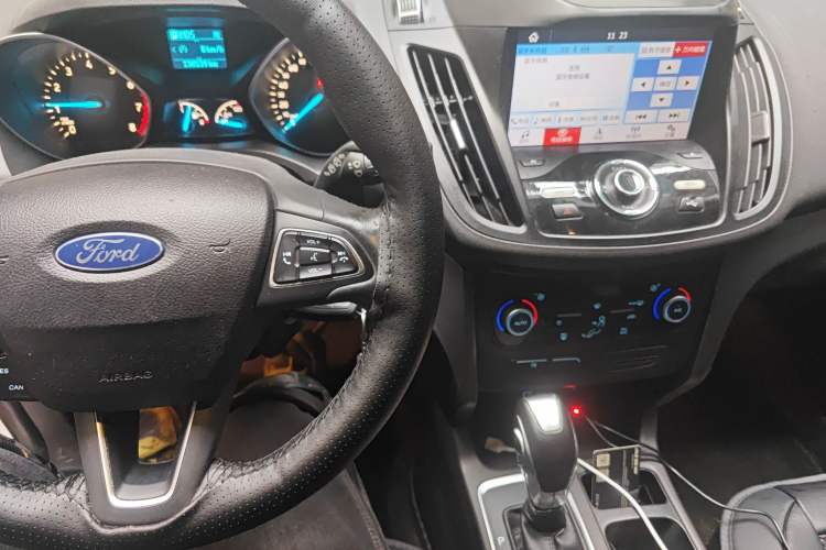 Used Ford Kuga 2018 EcoBoost 180 Two-Wheel-Drive Platinum Edition Audio And AC Panel