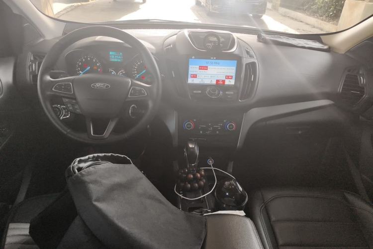 Used Ford Kuga 2018 Facelifted EcoBoost 180 Two-Wheel-Drive Platinum Wing Edition Center Console