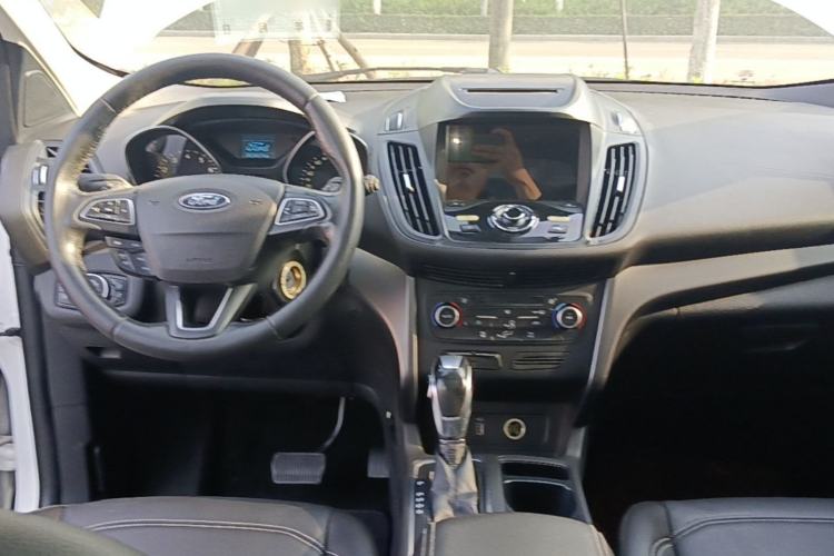 Used Ford Kuga 2018 EcoBoost 180 Two-Wheel-Drive Platinum Edition Center Console