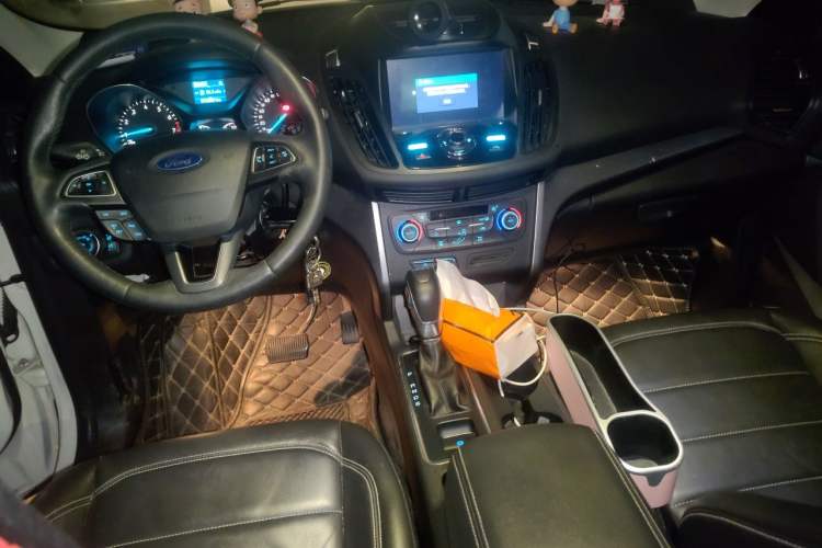 Used Ford Kuga 2018 EcoBoost 180 Two-Wheel-Drive Platinum Edition Center Console