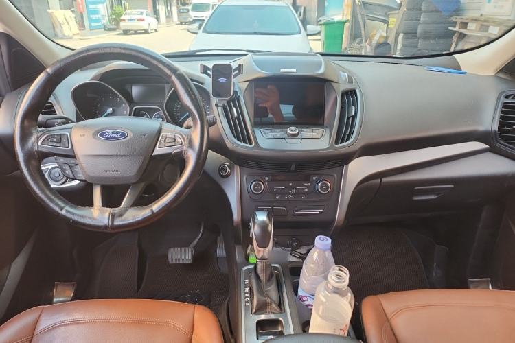Used Ford Kuga 2018 EcoBoost 180 Two-Wheel-Drive Cognac Special Edition Center Console