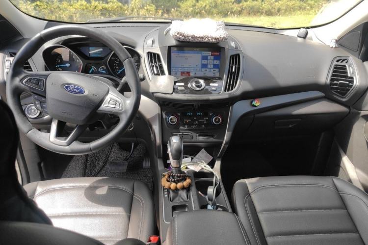 Used Ford Kuga 2018 Facelifted EcoBoost 180 Two-Wheel-Drive Platinum Wing Edition Center Console