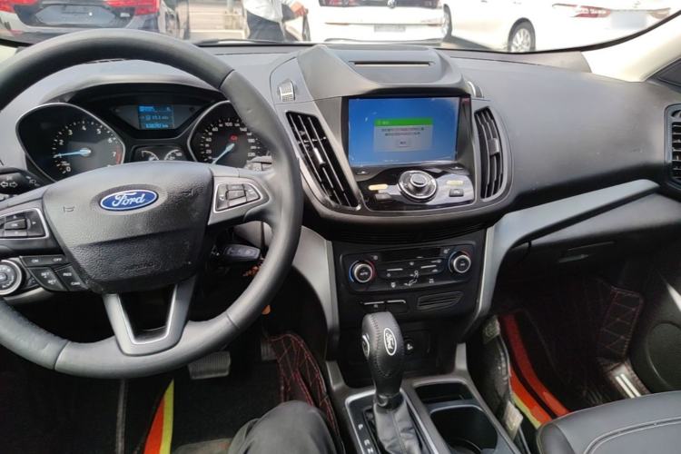 Used Ford Kuga 2018 EcoBoost 180 Two-Wheel-Drive Platinum Edition Center Console