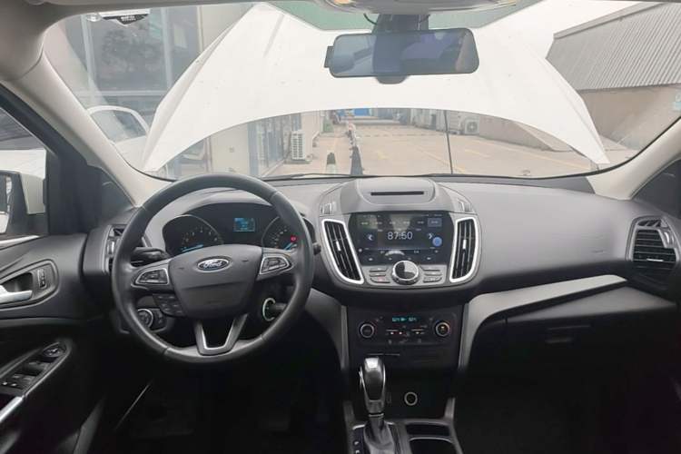 Used Ford Kuga 2018 EcoBoost 180 Two-Wheel-Drive Platinum Edition Center Console