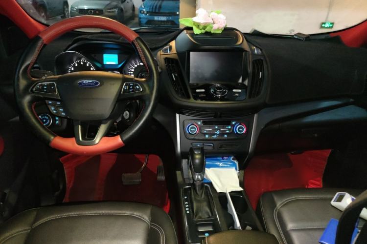 Used Ford Kuga 2018 EcoBoost 180 Two-Wheel-Drive Platinum Edition Center Console