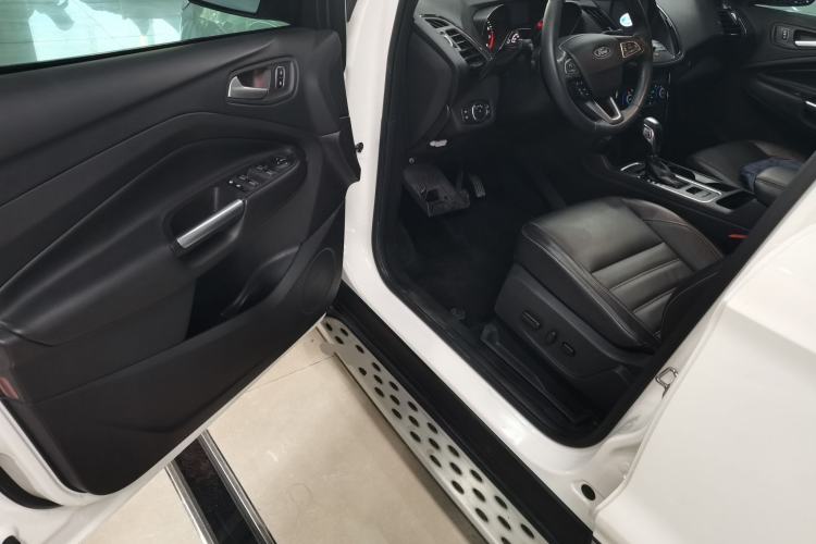 Used Ford Kuga 2018 EcoBoost 180 Two-Wheel-Drive Luxury Wing Edition Driver Seat