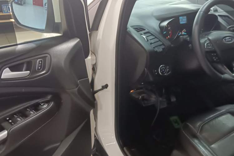 Used Ford Kuga 2018 EcoBoost 180 Two-Wheel-Drive Platinum Edition Driver Seat