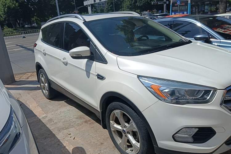 Used Ford Kuga 2018 EcoBoost 180 Two-Wheel-Drive Platinum Edition Front Right 45 Deg