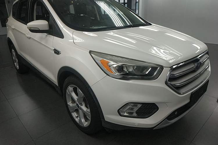 Used Ford Kuga 2018 EcoBoost 180 Two-Wheel-Drive Platinum Edition Front Right 45 Deg